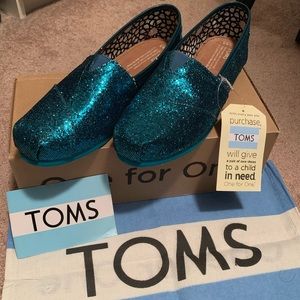 Women’s emerald green sparkle TOMS.